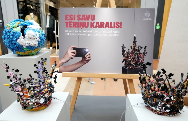 Izstādes eksponāti kroņi