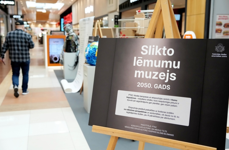 Izstādes eksponāts ar uzrakstu "Slikto lēmumu muzejs"
