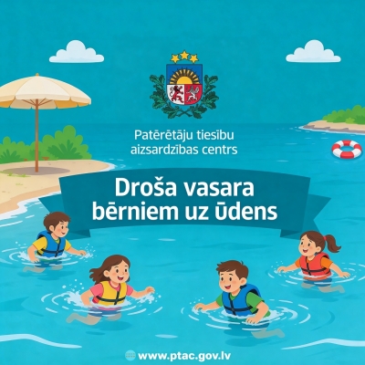 Bērni peldās jūrā