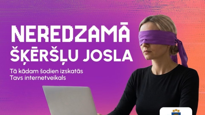 sieviete ar aizsietām acīm mēģina pārlūkot internetu
