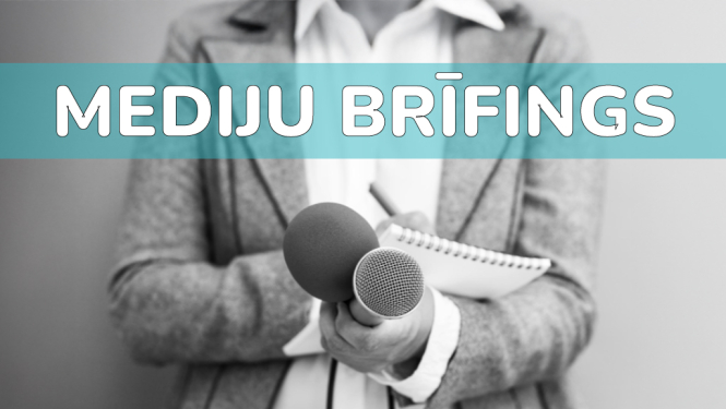 Sieviete ar diviem mikrofoniem rokā un blociņu. Uzraksts Mediju brīfings