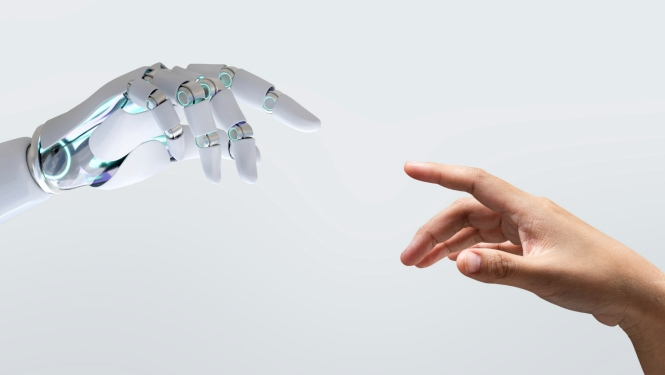 Mākslīgais intelekts - robota rokas pirksti nelielā attālumā no cilvēka rokas pirkstiem, gandrīz saskaroties