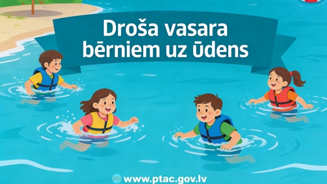 Bērni peld jūrā
