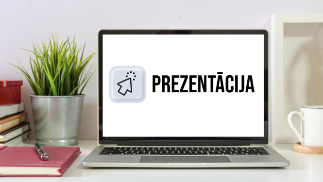 Uz galda atvērts portatīvais dators, uzraksts Prezentācija, blakus datoram puķupods un grāmatas