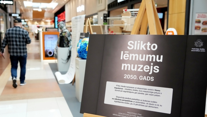 Izstādes eksponāts ar uzrakstu "Slikto lēmumu muzejs"