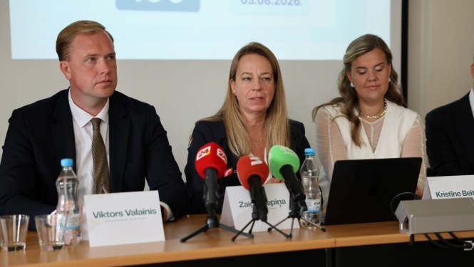 No kreisās - Ekonomikas ministrs Viktors Valainis, PTAC direktore Zaiga Liepiņa, influencere Kristīne Beitika