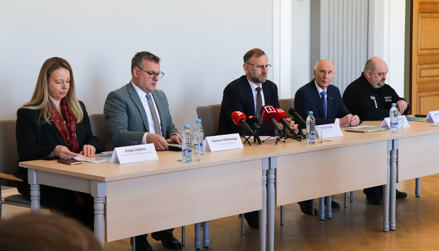 Preses konferences dalībnieki pie galda