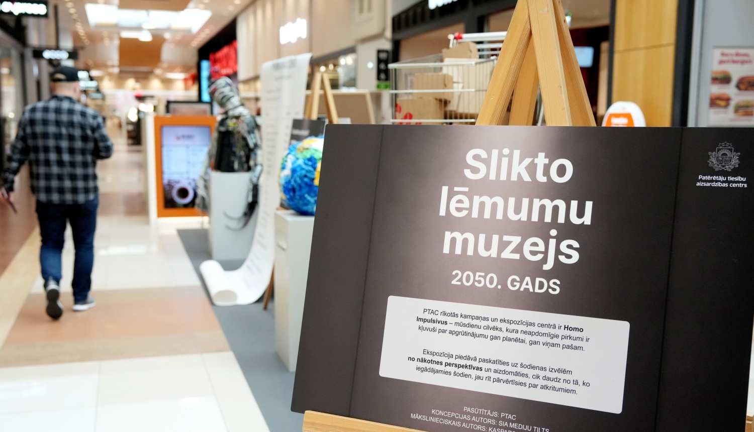 Izstādes eksponāts ar uzrakstu "Slikto lēmumu muzejs"