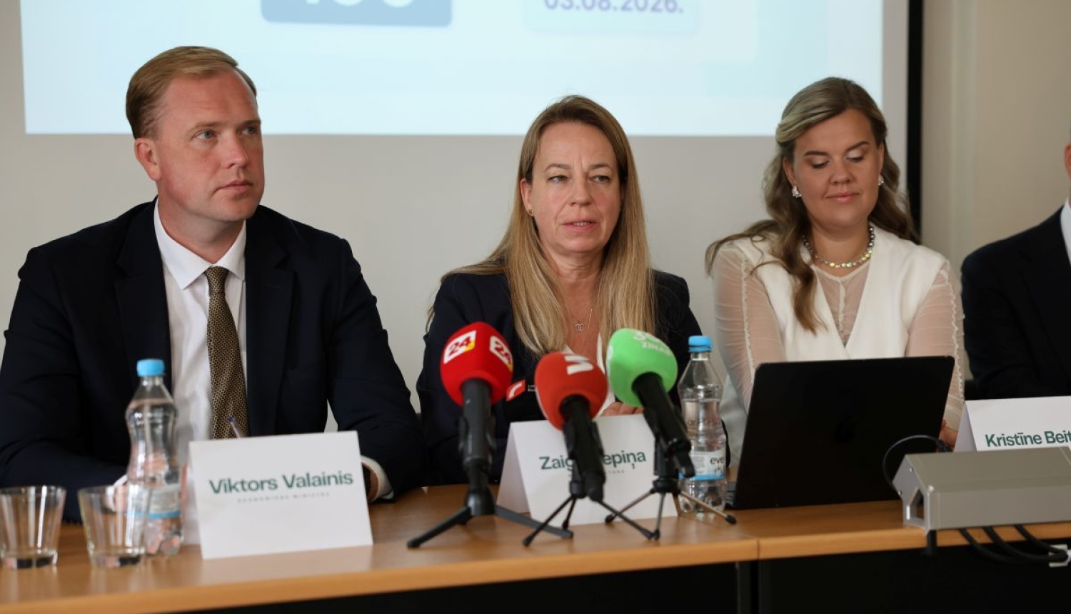 No kreisās - Ekonomikas ministrs Viktors Valainis, PTAC direktore Zaiga Liepiņa, influencere Kristīne Beitika