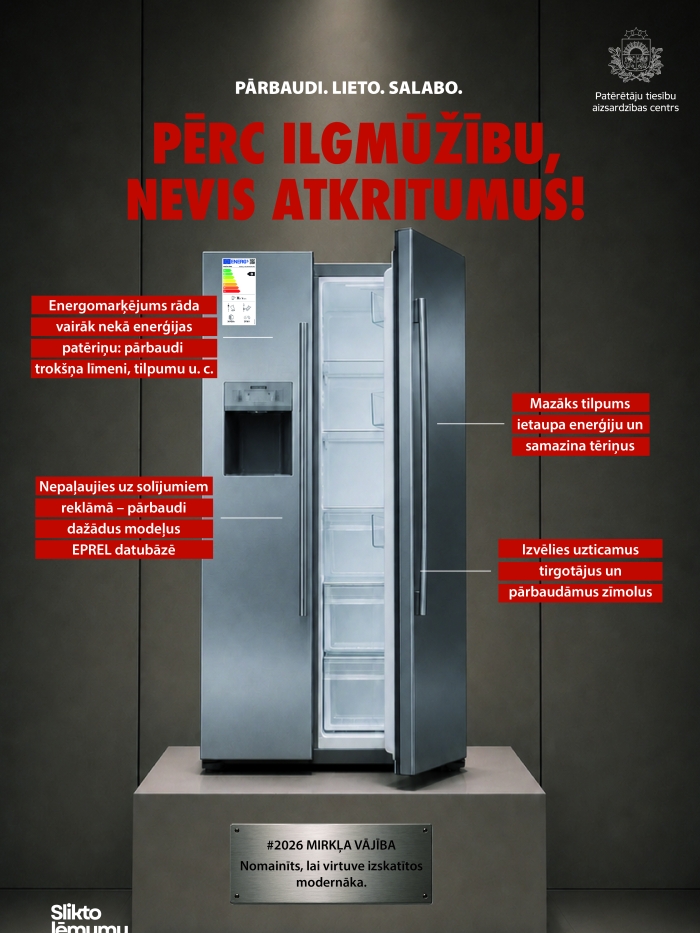 PTAC informatīvs plakāts par ilgtspējīgu sadzīves tehnikas iegādi. Uz postamenta novietots atvērts nerūsējošā tērauda ledusskapis. Virsraksts: “Pērc ilgmūžību, nevis atkritumus!”. Plakātā skaidrots, ka, izvēloties ledusskapi, jāpārbauda energomarķējums, trokšņa līmenis un tilpums, jāsalīdzina modeļi EPREL datubāzē, jāizvēlas uzticami tirgotāji un pārbaudāmi zīmoli, kā arī jāizvērtē, vai mazāks tilpums var samazināt enerģijas patēriņu. Uz postamenta plāksnītes norādīts: 2026 mirkļa vājība
