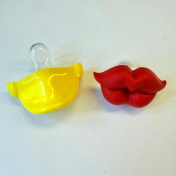 Knupītis māneklītis - koši dzeltens un sarkans lūpu formā