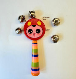 Rotaļlieta grabulītis, kurai nokritušas sīkās un bīstamās metāla detaļas