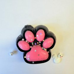 Rotaļlieta kā ķepa rozā krāsā