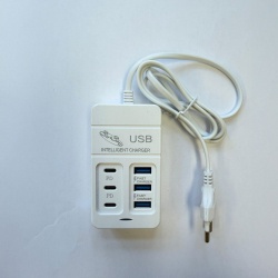 Strāvas sadalītājs lādētājs baltā krāsā ar vadu