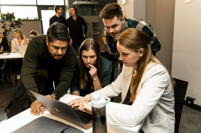 Rīgas Stradiņa universitātes studenti pie portatīvā datora