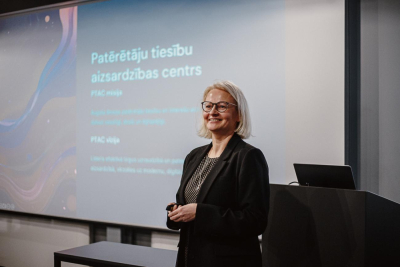 RSU hakatona norise, priekšplānā Linda RInkule