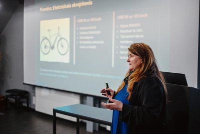 RSU hakatona norise, priekšplānā Grenada Sofija Demakina