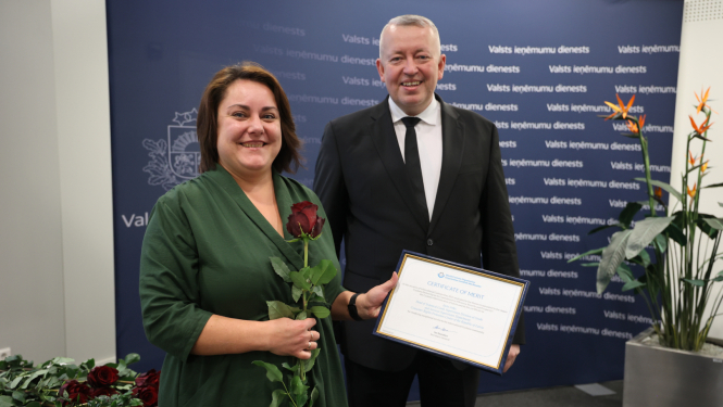 Iveta Svīķe saņem goda rakstu