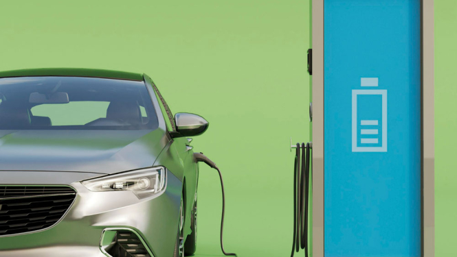 Sudrabains elektroautomobilis lādējas pie uzlādes stacijas. Fons zaļš.
