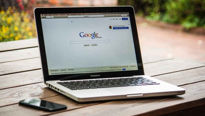 Dators, kura ekrānā redzams Google logo