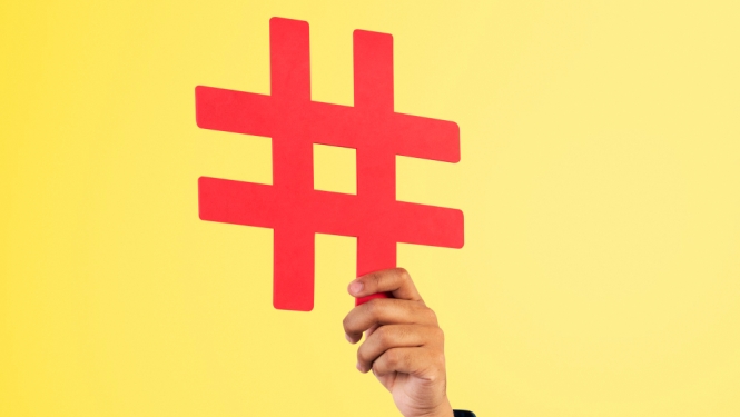 hastags cilvēkam rokās