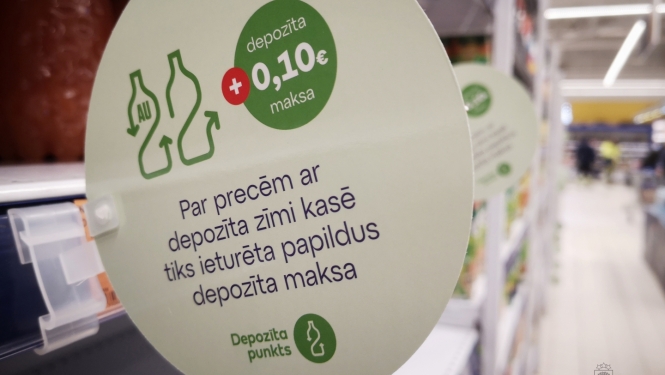 Uzlīme uz veikala durvīm par depozīta maksu