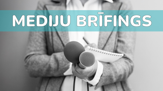 Sieviete ar diviem mikrofoniem rokā un blociņu. Uzraksts Mediju brīfings