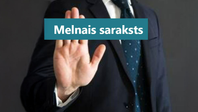 Vīrietis melnā uzvalkā pacēlis roku un rāda stop žestu. Melns fons. Uzraksts Melnais saraksts