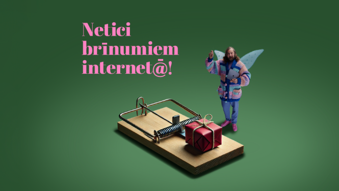 Kampaņas brīnumu feja ar spārniem pie dāvanas, kas atrodas slazdā