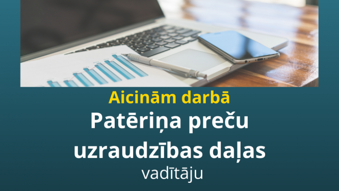 Uz galda portatīvais dators, aicinājums pieteikties darbā