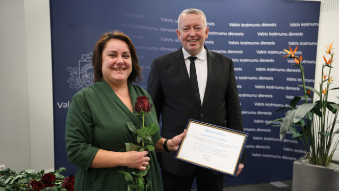 Iveta Svīķe saņem goda rakstu