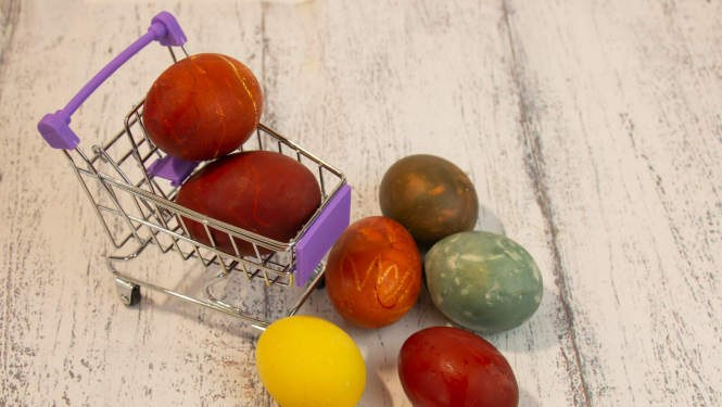 Mazi iepirkuma rati ar krāsainām Lieldienu olām