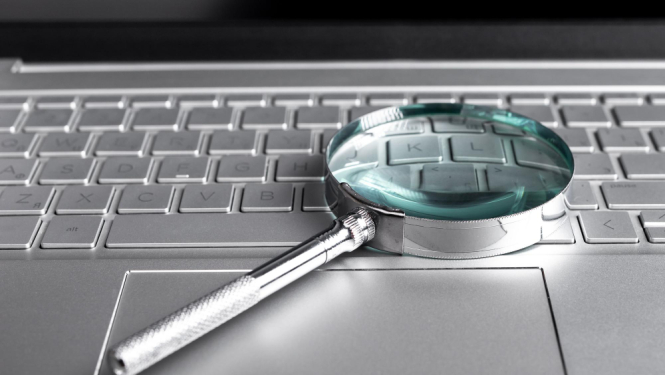 Portatīvā datora tastatūra, uz kuras uzlikta lupa