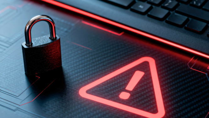 Uz tumša fona centrā melna slēdzene un spilgti rozā krāsas uzmanības zīme - trijstūris ar izsaukuma zīmi. Augšējā labā stūrī fragments no datora klaviatūras