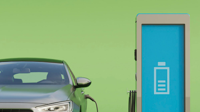 Sudrabains elektroautomobilis lādējas pie uzlādes stacijas. Fons zaļš.