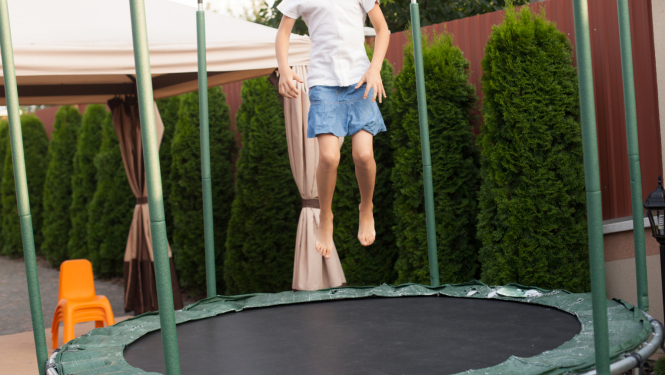 Meitene, kas lēkā uz batuta