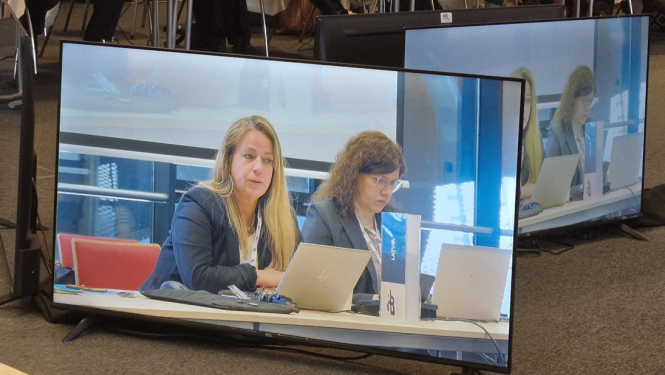 Konferences norise - ap galdu sēž un diskutē konferences dalībnieki