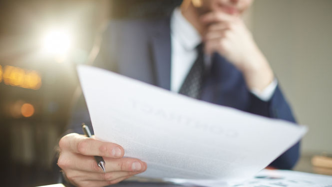 Vīrietis tur rokā papīra lapu