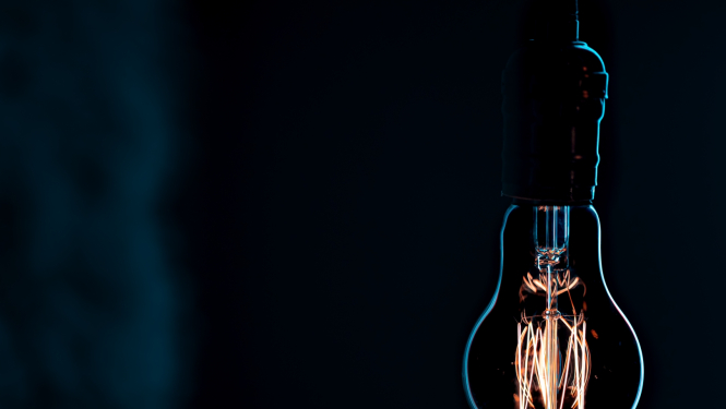 Tumsā spīd spuldzīte