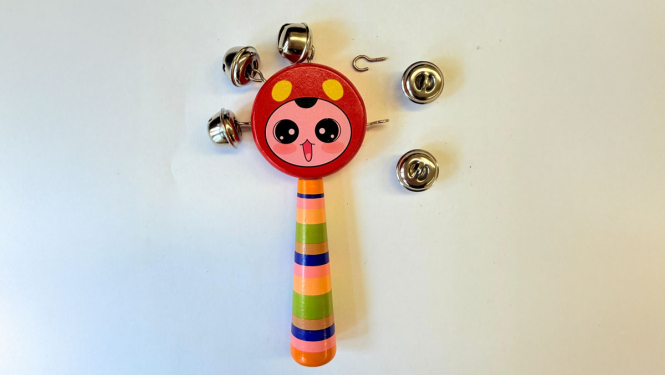 Rotaļlieta grabulis ar nokritušām metāla detaļām