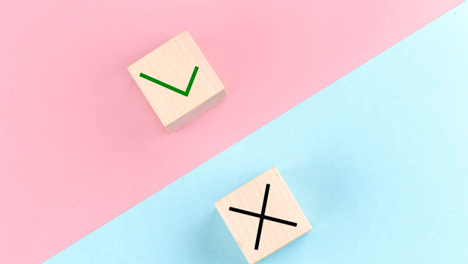 Taisnstūris sadaļīts divās krāsās - uz rozā krāsas akceptējoša ikona, uz zilas krāsas - noliedzošā ikona