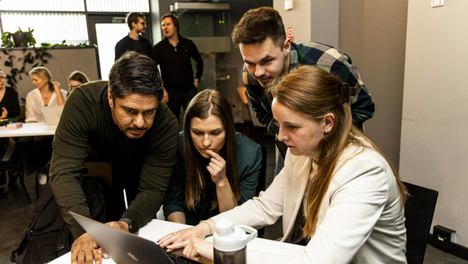 Rīgas Stradiņa universitātes studenti pie portatīvā datora