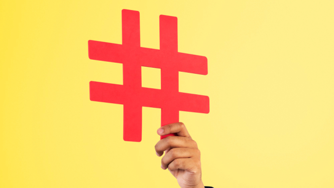 hastags cilvēkam rokās