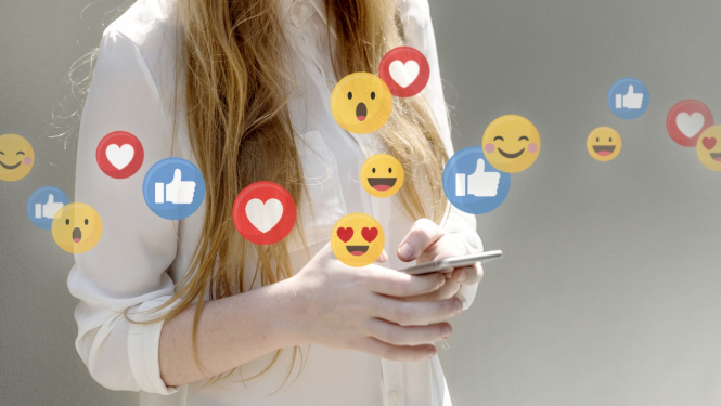 Meitene ar telefonu rokās