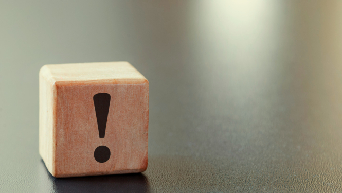 Izsaukuma zīme uz koka klucīša