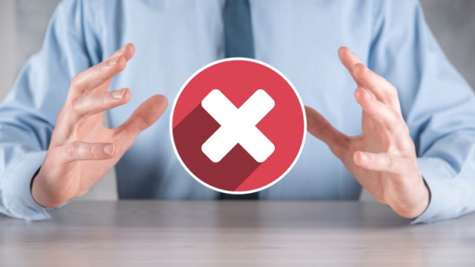 Vīeietis zilā kreklā, rokās tur stilizētu aizlieguma zīmi