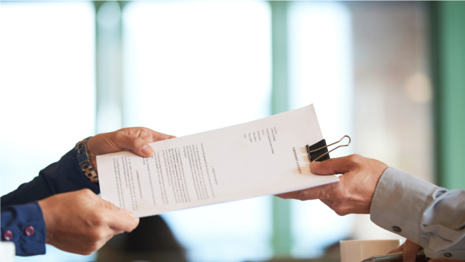 Rokas, kas nodot citās rokās dokumentus