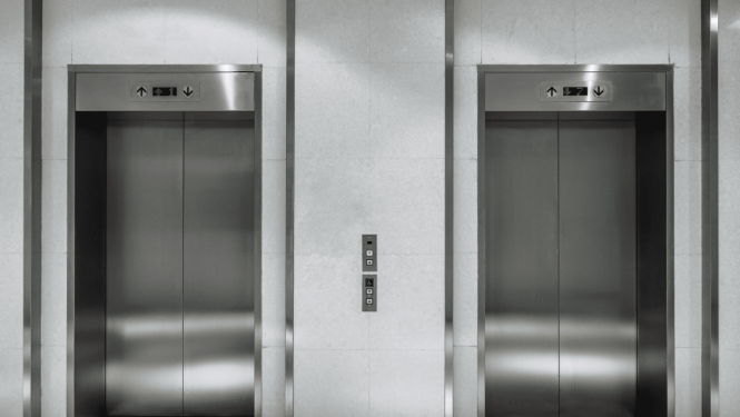 Divi lifti kādā ēkā