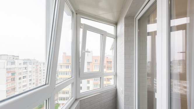 Vairāki logi, viens no tiem atvērts