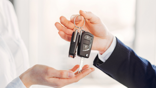 Mašīnas atslēgas tiek nodotas no vienām rokām cita cilvēka rokās